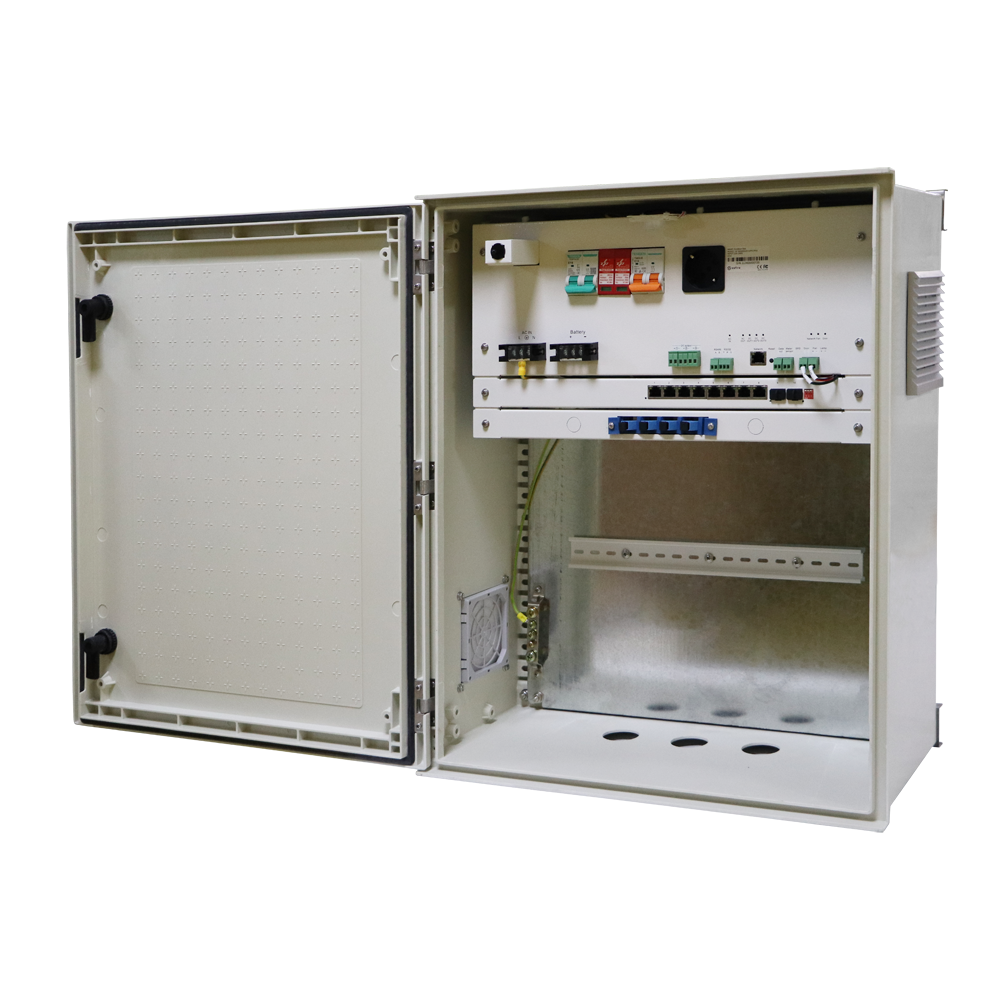 Safire
- Armario de poliéster SMC - Dimensiones exteriores 60x50x23cm
- Switch de 8 puertos | Bandeja fusión de fibra - Plataforma de gestión y mantenimiento
- Grado de protección IP55 / Carril DIN / UPS