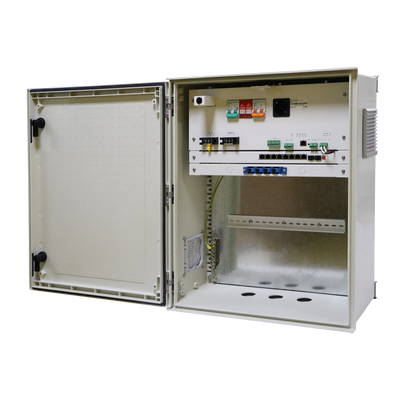 Safire
 - Armario de poliéster SMC - Dimensiones exteriores 60x50x23cm
 - Switch de 8 puertos | Bandeja fusión de fibra - Plataforma de gestión y mantenimiento
 - Grado de protección IP55 / Carril DIN / UPS