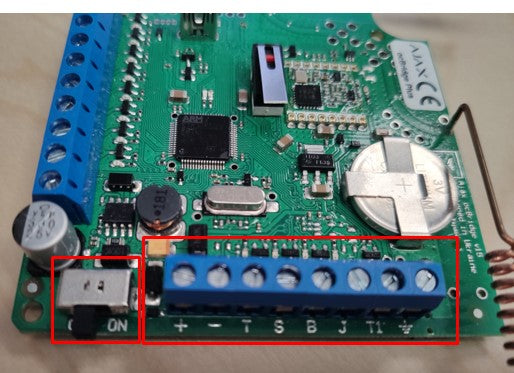 Módulo para integración - Dispositivos Ajax con panel de control cableado - Hasta 100 dispositivos Ajax - 8 zonas de alarma para el panel de control cableado - Antisabotaje frontal y trasero - Software de gestión de dispositivos